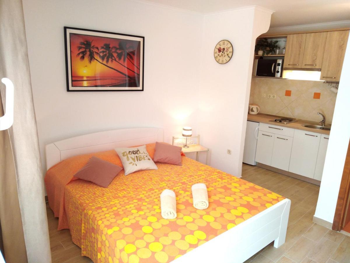 Apartments Green & Orange Хвар Экстерьер фото