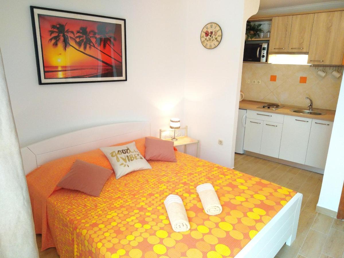 Apartments Green & Orange Хвар Экстерьер фото