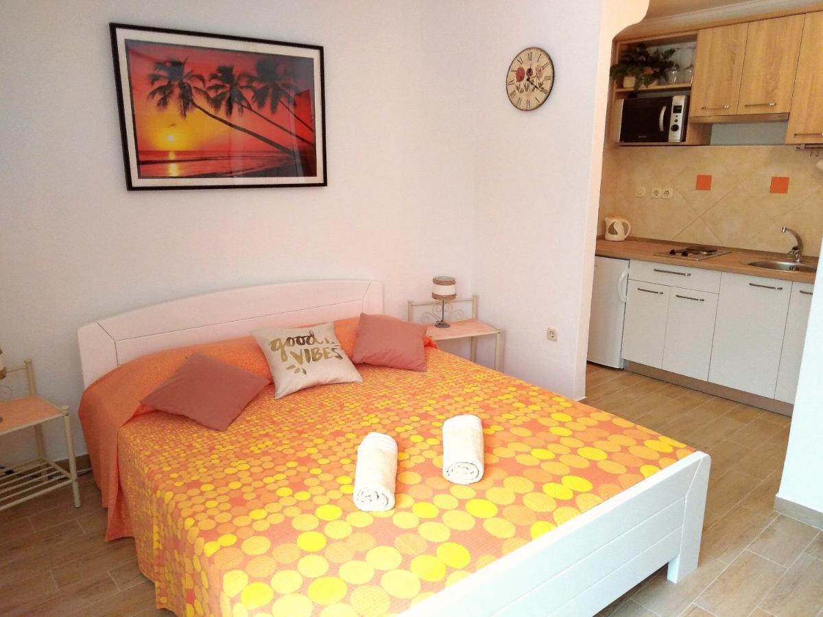 Apartments Green & Orange Хвар Экстерьер фото