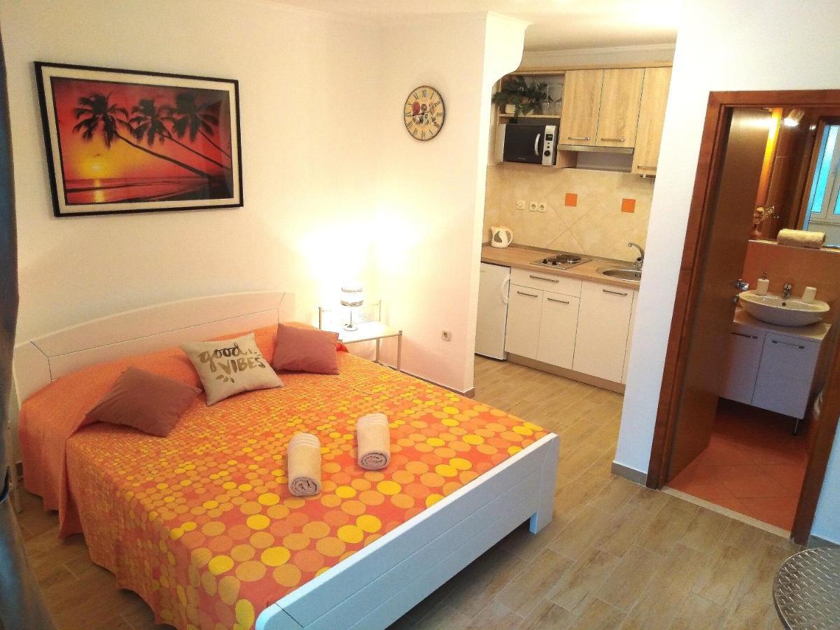 Apartments Green & Orange Хвар Экстерьер фото